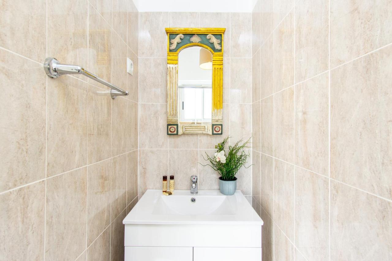 Gaze Out At The City In A Retro-Chic Getaway Lisboa Exterior foto